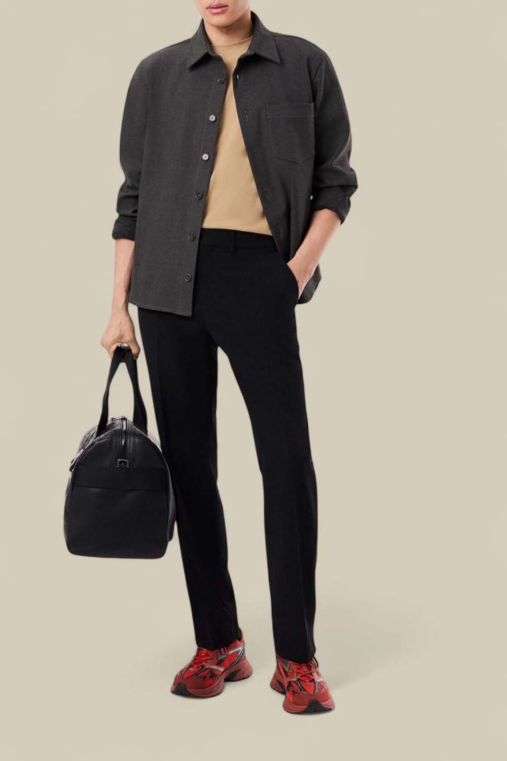 תמונת כל הלוק של חולצת טי